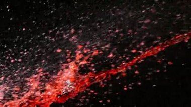 Siyah Arkaplanda Kırmızı Şarabın Süper Yavaş Hareketi.