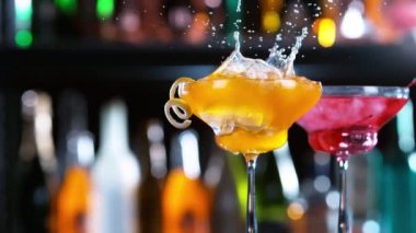 Kamera Buz Küplerinin Bardaki Taze Meyve Kokteyli 'ne Düşüşünü İzliyor. Süper Yavaş Hareket.
