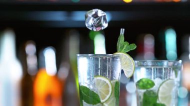 Kamera Buz Küplerinin Barda Taze Mojito Kokteyli 'ne Düşüşünü İzliyor. Süper Yavaş Hareket.