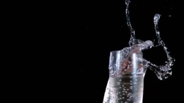 İki Şampanya Flütünün Süper Yavaş Hareketi