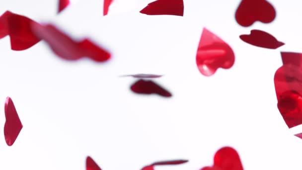 Rote Rosenblätter fallen auf schwarzen Hintergrund. Superzeitlupe. — Stockvideo