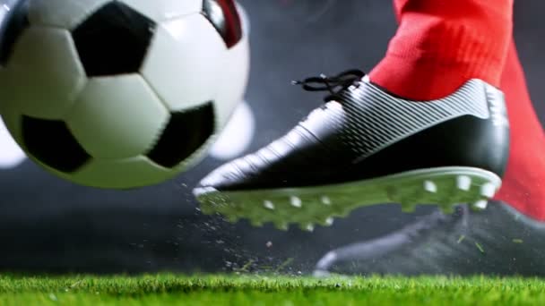 Zblízka noha kopající fotbalový míč. — Stock video
