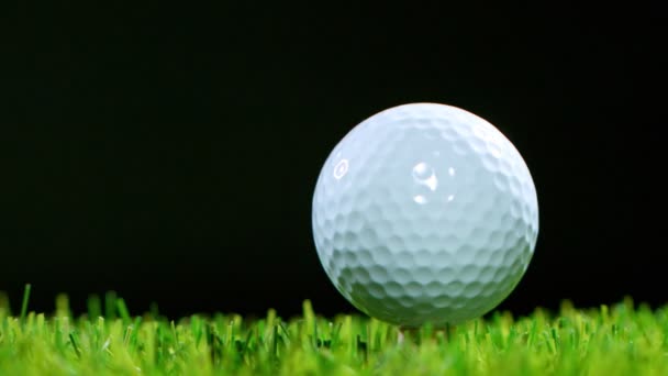Golf club elüt egy golf labdát egy szuper lassított felvétel 1000 fps. — Stock videók