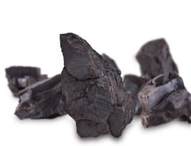 Beyaz arkaplanda izole edilmiş büyük kömür yığınları