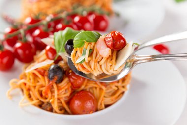 Etli makarna, domates sosu, parmesan ve sebze.