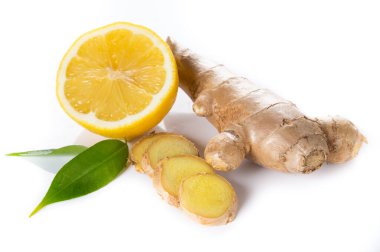 Beyaz arka planda limon ve zencefil