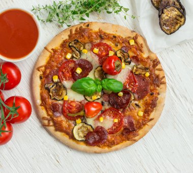 Baharatlı ve malzemeli lezzetli bir pizza.