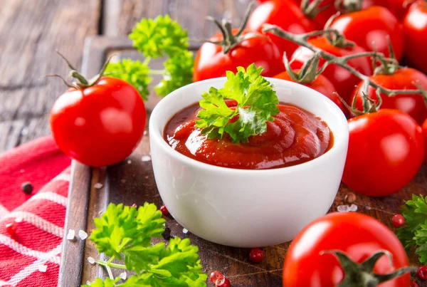 Bol de ketchup ou sauce tomate et tomates fraîches — Photo