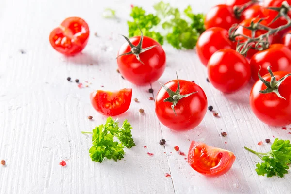Tazón de salsa de tomate o salsa de tomate y tomates frescos —  Fotos de Stock