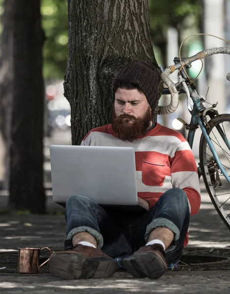 Guapo bigote grande hipster hombre en la ciudad — Foto de Stock