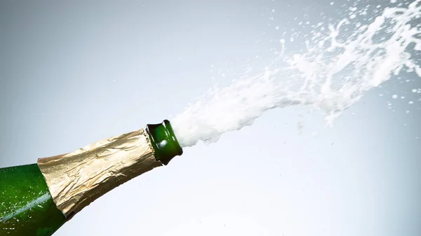 Opening a bottle of champagne. Celebration concept. — Stock Photo, Image