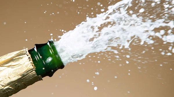 Opening a bottle of champagne. Celebration concept. — Stock Photo, Image