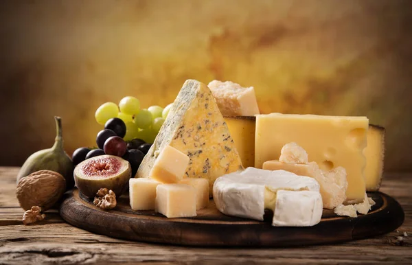 Set de diferentes tipos de queso sobre fondo de madera. — Foto de Stock