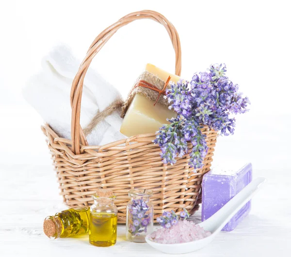 Perawatan kesehatan dengan bunga lavender di atas meja kayu. — Stok Foto