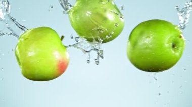 Taze Elmaların Süper Yavaş Çekimi Sıçrayan Suyla Çarpışma.