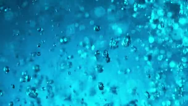 Σούπερ αργή κίνηση Shot της πτώσης σταγόνες νερού σε μπλε φόντο — Αρχείο Βίντεο