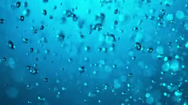 Супер медленное движение падающей воды на синем фоне — стоковое видео