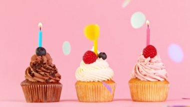 Pastel Mavi Arkaplanda Yanan Renkli Mumlarla Doğum Günü Pastası Kekleri.