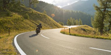 Avusturya Alplerinde motosikletli gezgin