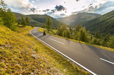 Avusturya Alplerinde motosikletli gezgin