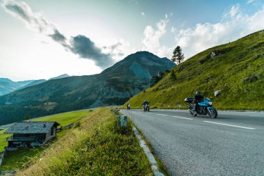 Avusturya Alplerinde motosikletli gezgin