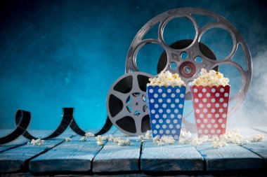 Klasik film makaraları, alkışlar ve diğer araçların sinema konsepti
