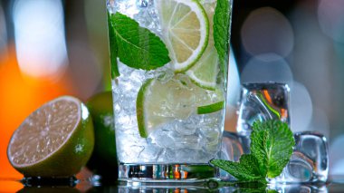 Taze mojito kokteyli doğrama, yakın plan..