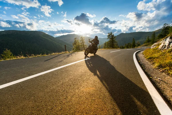오스트리아 알프스 산맥에서 오토바이를 타는 사람 — 스톡 사진