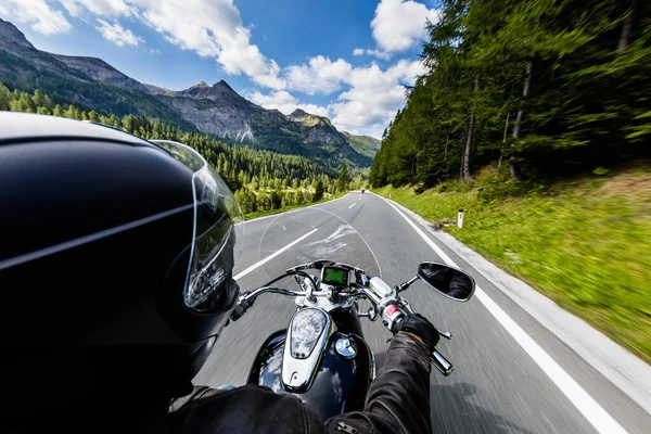 POV do motociclista segurando barra de direção, montando em Alpes — Fotografia de Stock