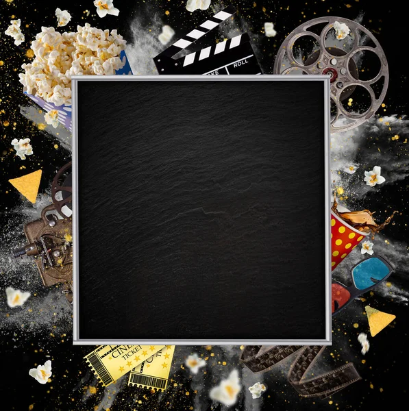 Filmkoncept med vintage-filmrullar, clapperboard och andra verktyg — Stockfoto