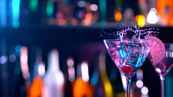Verse cocktail snijden, close-up. — Stockfoto