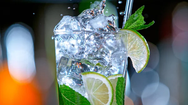 Fresh mojito cocktail slashing, close-up. — Stock Photo, Image