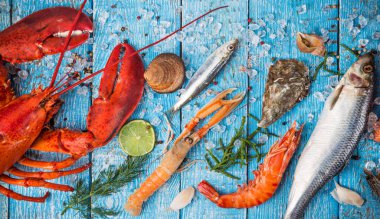 Deniz ürünleri, yengeç, karides, balık, somon bifteği, ahtapot, istiridye ve diğer kabuklu ıstakoz.