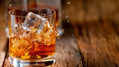 Buz küpü viski bardağına düşüyor.