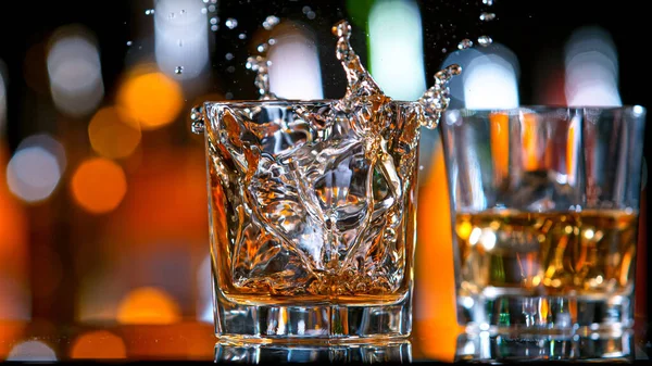 Fresh whiskey splashing, close-up. — Stock Photo, Image