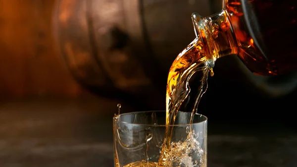 Whiskey Liquid fällt ins Glas — Stockfoto