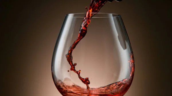 Hälla rött vin i glaset — Stockfoto