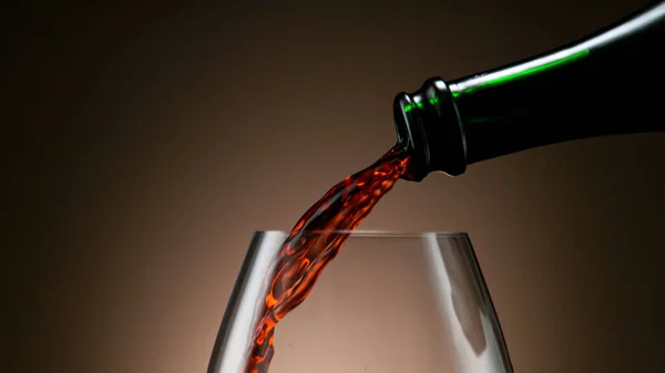 Hälla rött vin i glaset — Stockfoto