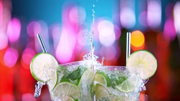 莫吉托鸡尾酒在酒吧里的超级慢动作，干杯概念. — 图库视频影像