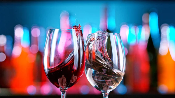 Red and White Wine Hitting Together in a Bar. — Stock Photo, Image