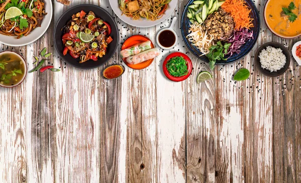 Comida asiática servida en una vieja mesa de madera, vista superior, espacio para texto. —  Fotos de Stock