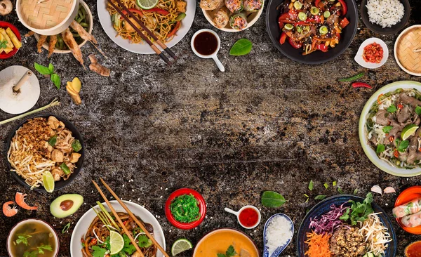 Asiatisches Essen auf schwarzem Steintisch, Draufsicht, Platz für Text. — Stockfoto