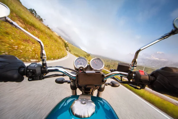 Motorcycle driver riding in Alpine route. — Stock Photo, Image