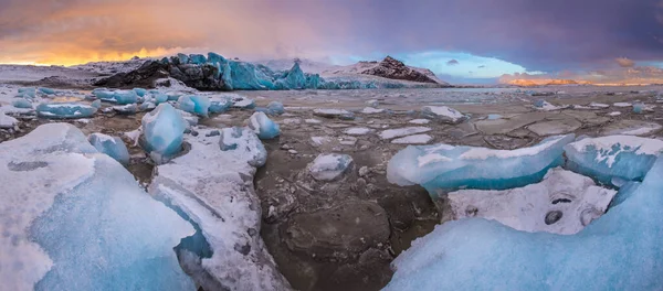 Hihetetlen táj Jokulsarlon glaciális lagúna. — Stock Fotó