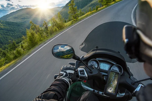 Motorcycle driver riding in Alpine route. — Stock Photo, Image