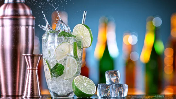 Mojito cocktail splashing in a bar. — Stock Photo, Image