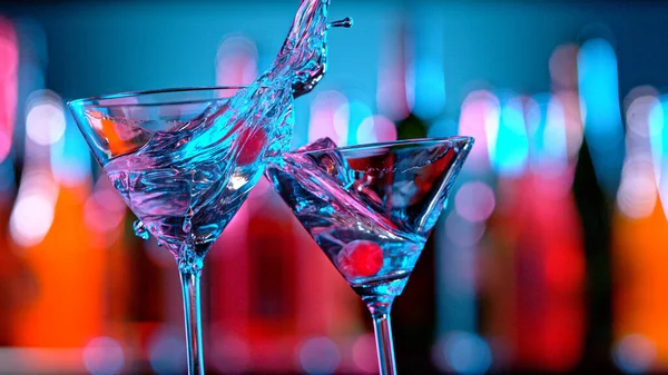 Martini cocktails, bar achter, close up. — Stockfoto