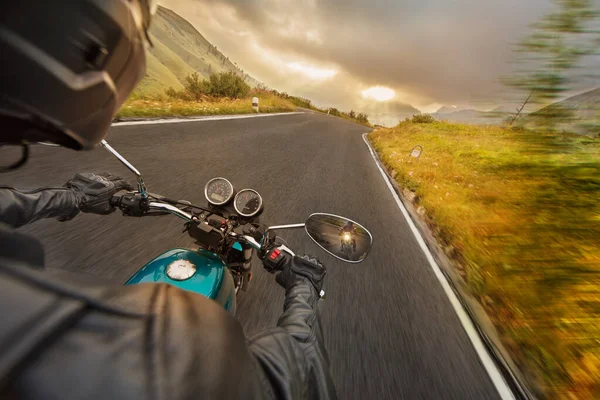 Motorcycle driver riding in Alpine route. — Stock Photo, Image