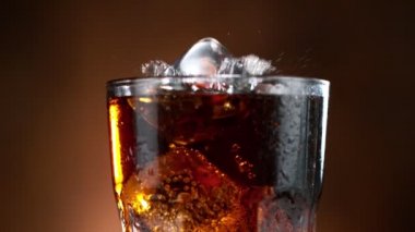 Kamera Buz Küplerinin Kola 'ya Düşüşünü Takip Ediyor, Makro Çekim.