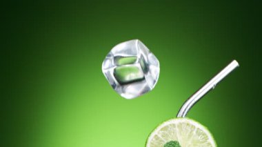 Kamera Buz Küpünü Takip Ediyor Mojito Splash 'e Düşüyor.